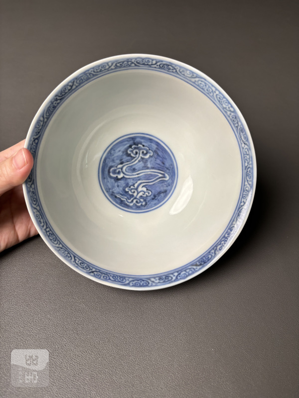 明成化 青花地留白龙纹碗 - 图2